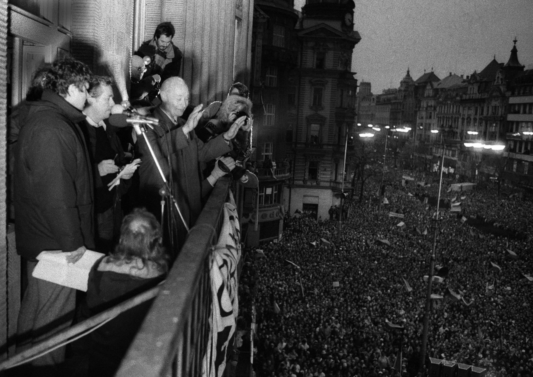 Situace v Praze 24.11.1989. Na sn. z balkonu vydavatelství Melantrich pozdravili   účastníky manifestace zleva : Václav Malý,Václav Havel a Alexander Dubček. ----A brutal police action against peaceful march of students in Prague on November 17, 1989, sparked the Velvet Revolution, a series of demonstrations that toppled the authoritarian Communist regime in Czechoslovakia. Prague Spring 1968 leader Alexander Dubcek waves to crowds from the balcony of the Melantrich publishing house which served as the Civic Forum headquarters during demonstrations in Wenceslas Square, November 24, 1989. CTK Photo